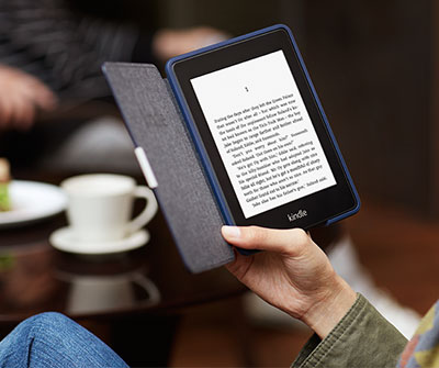 Reading Kindle Paperwhite with a Leather Cover